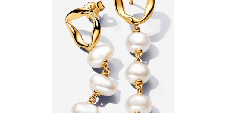 Pandora deslumbra con sus nuevos pendientes largos en oro: ¡Un giro inesperado!