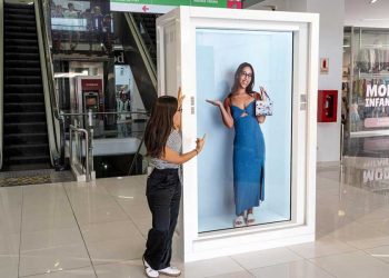Platanitos revoluciona la atención al cliente y lanza tecnología holográfica holobox