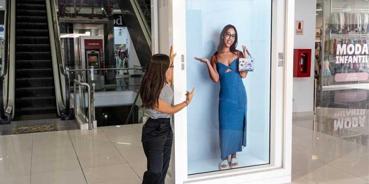 Platanitos revoluciona la atención al cliente y lanza tecnología holográfica holobox
