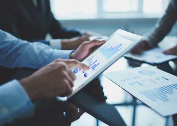 Primer plano de hombre de negocios con tableta digital