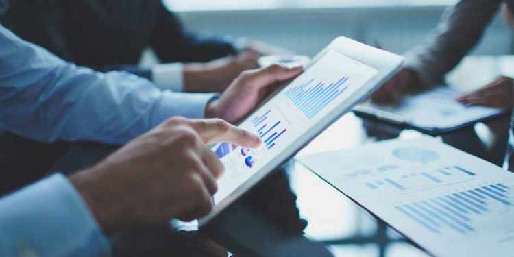 Primer plano de hombre de negocios con tableta digital