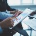 Primer plano de hombre de negocios con tableta digital