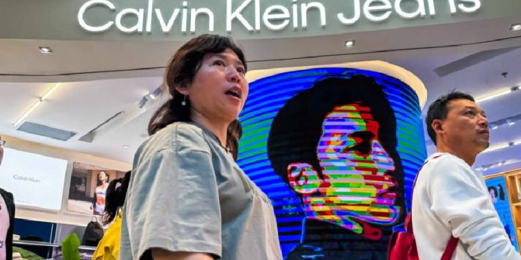 China golpea a Calvin Klein y Tommy Hilfiger en plena guerra comercial con EE.UU.