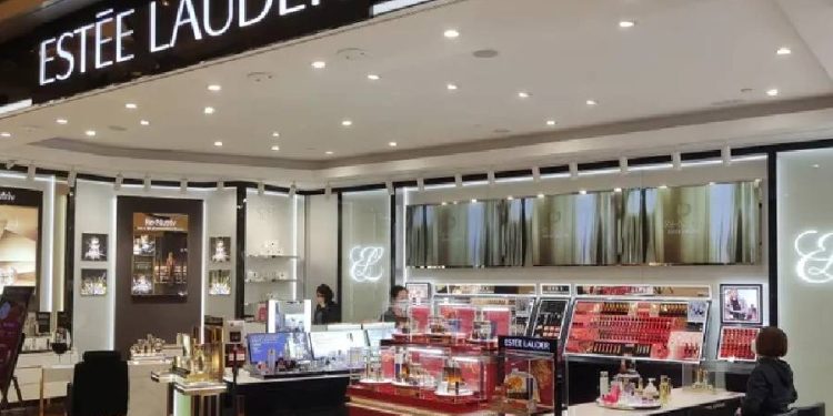 Impacto global Estée Lauder despide a miles al recortar 7.000 empleos