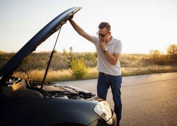 hombre con auto con problemas mecánicos en la carretera