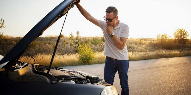 hombre con auto con problemas mecánicos en la carretera