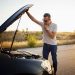 hombre con auto con problemas mecánicos en la carretera