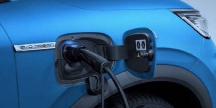 BYD Revoluciona la carga de autos eléctricos ¡5 Minutos y a la Ruta!