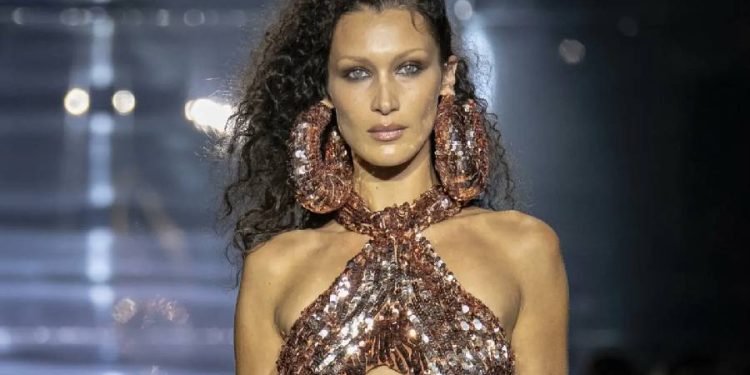 Brillando en primavera: El resurgimiento de lentejuelas y brillos en la moda