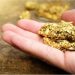 mano sosteniendo oro en mineral