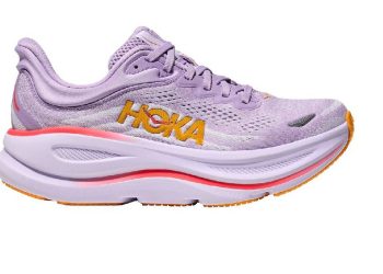 Hoka le da el toque coquette a sus zapatillas