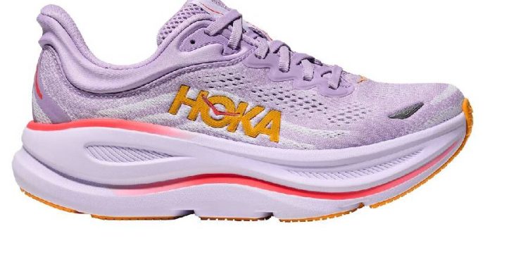 Hoka le da el toque coquette a sus zapatillas
