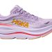 Hoka le da el toque coquette a sus zapatillas