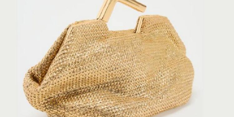 La joya minimalista de Zara: el mini bolso de aza metálica