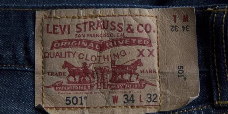 Levi Strauss en venta: Dockers a la mirada de Marquee Brands
