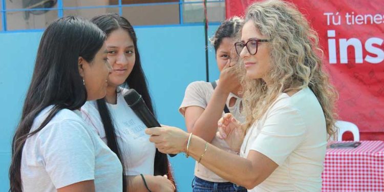 Mujeres en actividades productivas en Perú