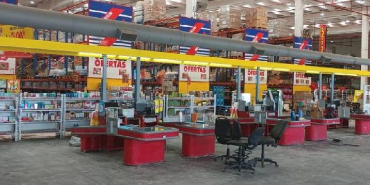 Supermercados Yaguar reabre en Bahía Blanca tras el impacto del temporal