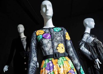 Saint Laurent revive la pasarela: transparentes y estilo