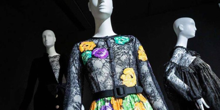 Saint Laurent revive la pasarela: transparentes y estilo