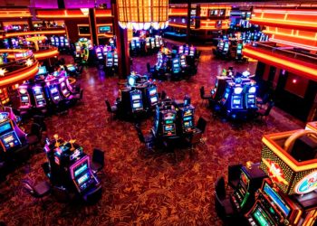 Sala de casino con tragamonedas