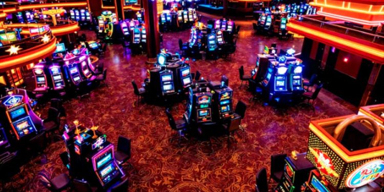 Sala de casino con tragamonedas