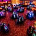 Sala de casino con tragamonedas