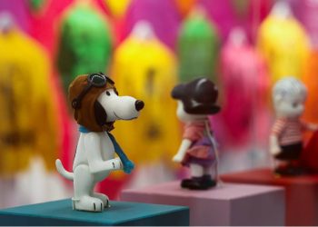 Snoopy viste con marcas de lujo en París