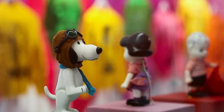 Snoopy viste con marcas de lujo en París