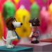 Snoopy viste con marcas de lujo en París