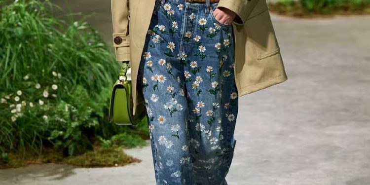 Vaqueros de margaritas: la tendencia de Mango inspirada en Gucci