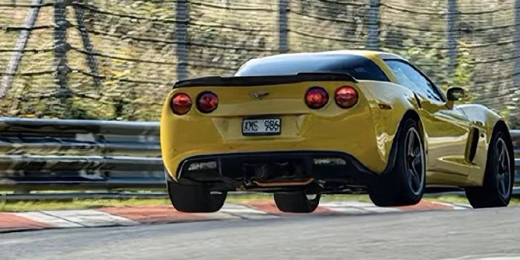El Corvette Z06 desafía al Porsche 911 en la pista deportiva