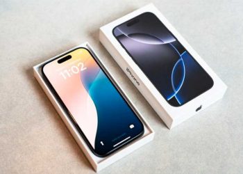 iPhone 15 en su caja