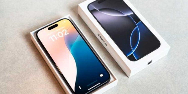 iPhone 15 en su caja