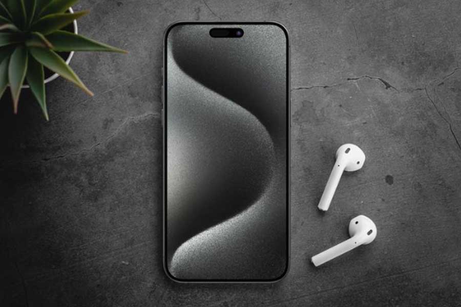 iPhone 15 negro con auriculares inalámbricos