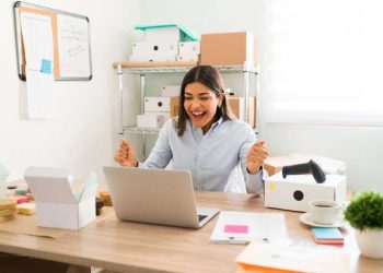 mujer con emprendimiento utilizando laptop