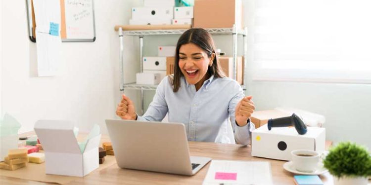 mujer con emprendimiento utilizando laptop