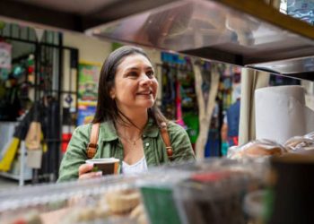 mujer peruana haciendo compras diarias