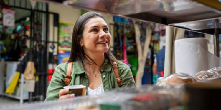 mujer peruana haciendo compras diarias