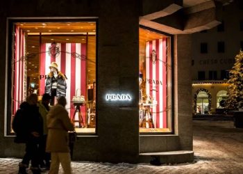 ¿Cómo Prada logra crecer y buscar la adquisición de Versace?