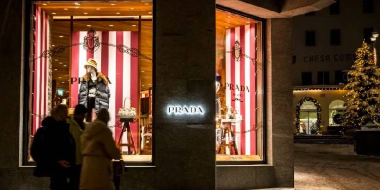 ¿Cómo Prada logra crecer y buscar la adquisición de Versace?