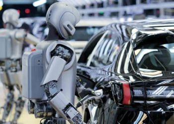 La marca de carros china que revoluciona la industria con robots humanoides en su fábrica