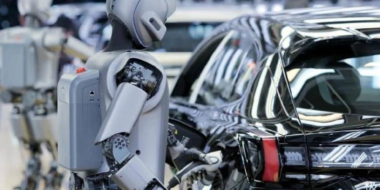 La marca de carros china que revoluciona la industria con robots humanoides en su fábrica