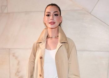 Anne Hathaway brilla con jeans de lentejuelas en Ralph Lauren