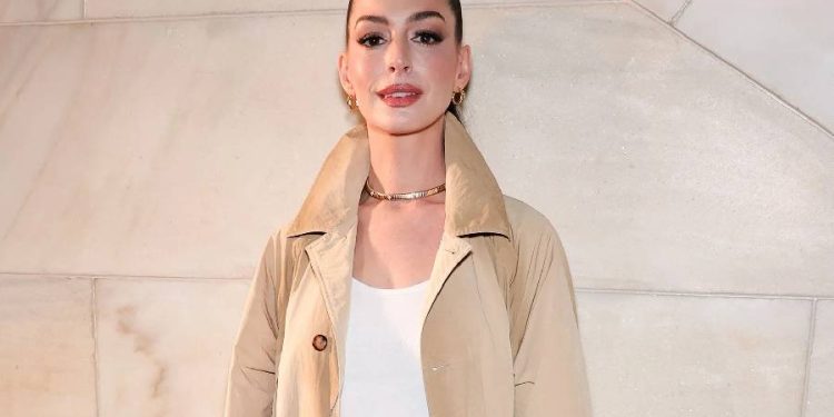 Anne Hathaway brilla con jeans de lentejuelas en Ralph Lauren