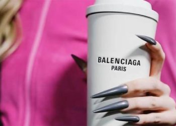 Balenciaga provoca 5,750 dólares con su cartera-vaso de café