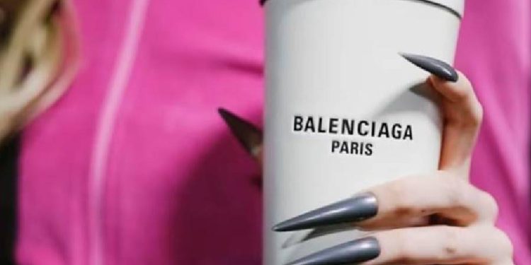 Balenciaga provoca 5,750 dólares con su cartera-vaso de café