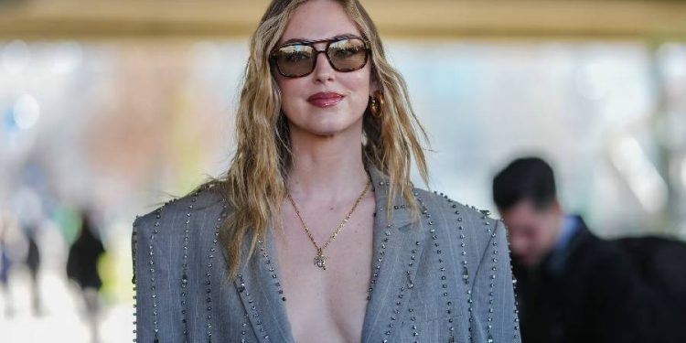 Chiara Ferragni da un giro y recupera su imperio en plena crisis