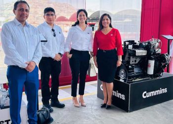 Cummins Perú equipo junto a motor para transportes GNV