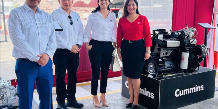 Cummins Perú equipo junto a motor para transportes GNV