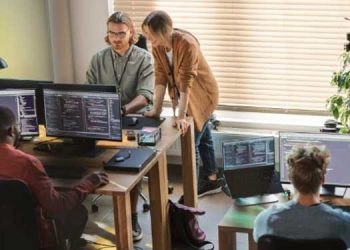 Estudiantes de Informática hombres y mujeres programando